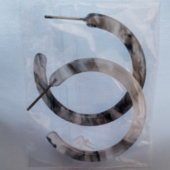 *ONE LEFT* NEW Grey Marbled Earrings - Picture 3 of 4